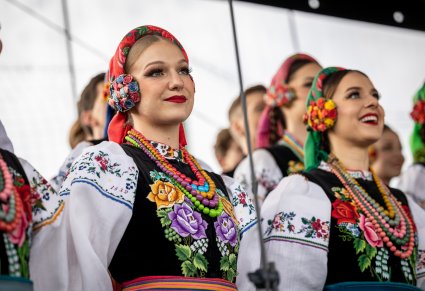 Zbliżenie na Artystki Chóru w kostiumach łowickich