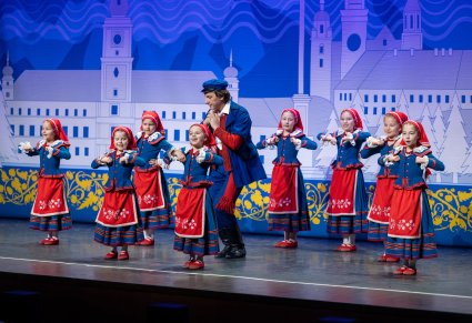 Wspólna scena w widowisku postaci Jędrka-mędrka wraz z Przedszkolakami w kostiumach kujawskich