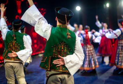 Tancerze w kostiumach spiskich na scenie