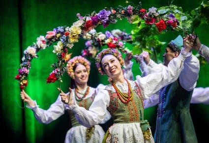 Tancerki w kostiumach lubuskich na scenie