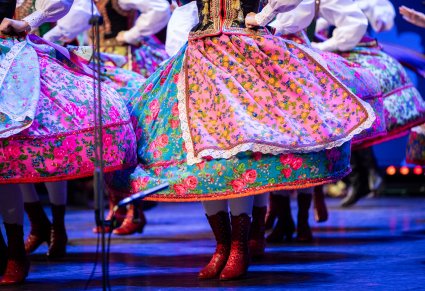 Zbliżenie na spódnicę kostiumu krakowskiego w obrocie