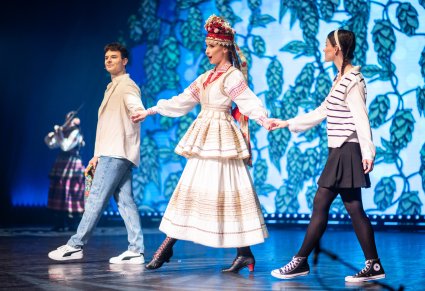 Zbliżenie na dwójkę aktorów oraz artystkę w ślubnym kostiumie krzczonowskim