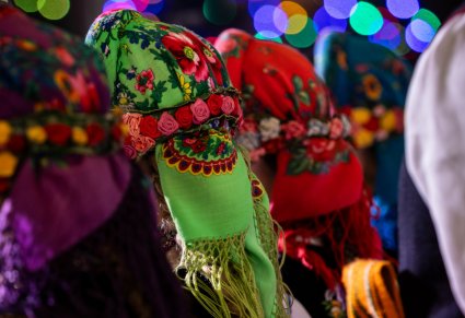 Widok na kolorowe chusty łowickie Artystek Chóru