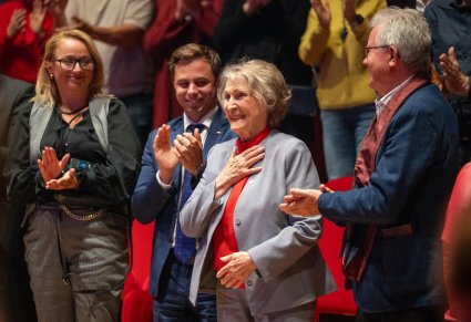 Irena Santor podczas prelekcji w tłumie