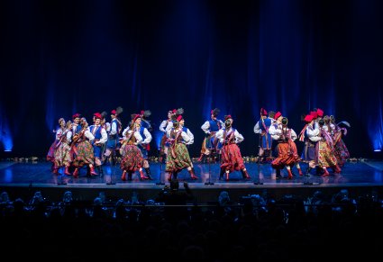 Artyści w kostiumach krakowskich na scenie