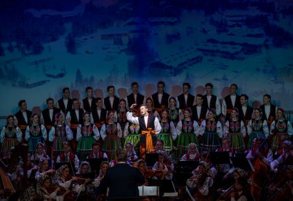 Chór, orkiestra i dyrygent podczas koncertu