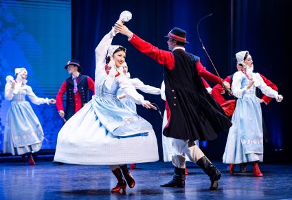 Artyści w kostiumach szamotulskich w trakcie wykonywania choreografii tanecznej