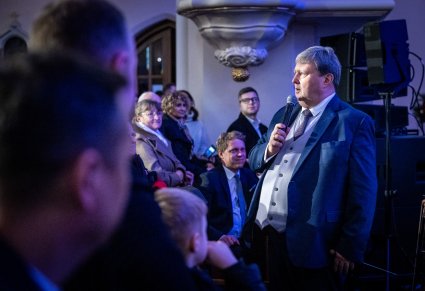 Zbliżenie na dyrektora podczas przemówienia, widoczna widownia