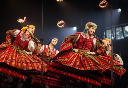 Zbliżenie na Artystki Baletu w kostiumach sieradzkich w trakcie wykonywania choreografii tanecznej