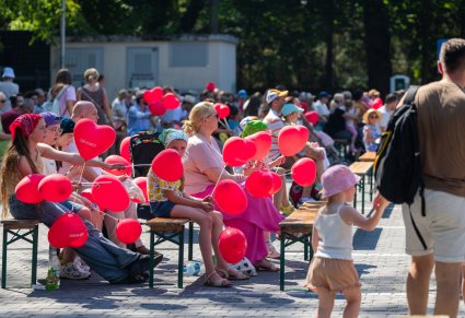 Publiczność na koncercie plenerowym "Hej ho, hej ho, na koncert by się szło"  Zespołu "Mazowsze"