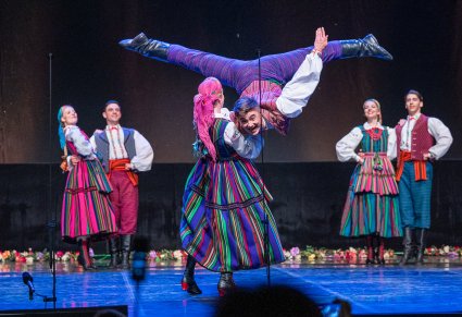 Artyści na scenie w choreografii tanecznej w kostiumach opoczyńskich