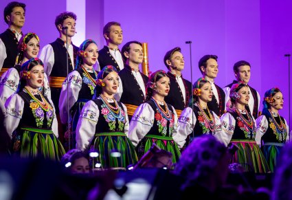 Zbliżenie na chór podczas koncertu