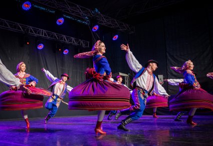 Tancerze w kostiumach podegrodzkich na scenie