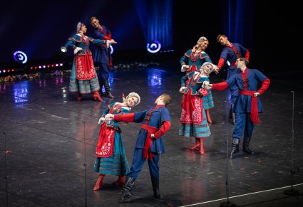 Na scenie pary Artystów w kostiumach kujawskich podczas wykonywania choreografii tanecznej