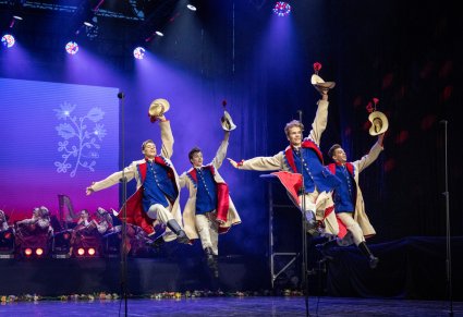 Grupa Artystów w kostiumach łańcuckich w trakcie wykonywania choreografii tanecznej