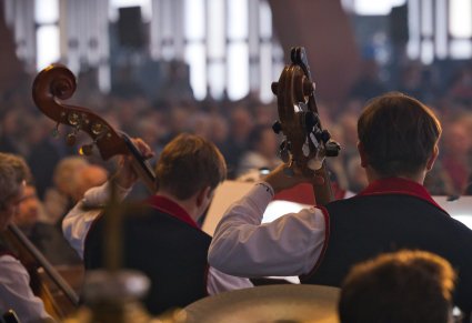 Zbliżenie Na kontrabasistów w kostiumach wilanowskich