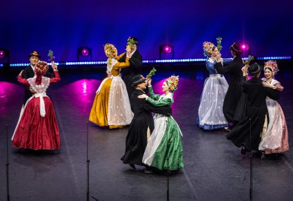 Artyści w kostiumach bamberskich podczas wykonywania choreografii tanecznej