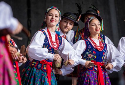 Zbliżenie na Artystów na scenie w kostiumach limanowskich