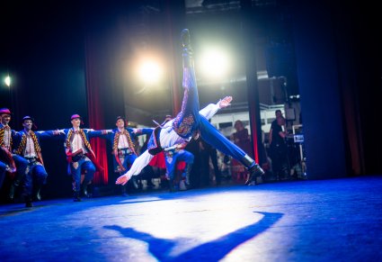 Na pierwszym planie Artystka zespołu z Dubrownika podczas wykonywania figury tanecznej na scenie