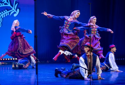 Artyści w kostiumach podegrodzkich podczas wykonywania choreografii tanecznej