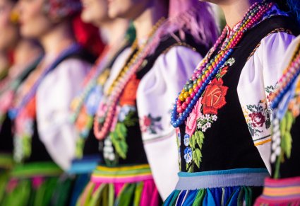 Zbliżenie na górną część kostiumu łowickiego, damskiego