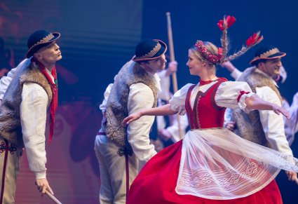 Zbliżenie na parę taneczną w kostiumach jurgowskich na scenie