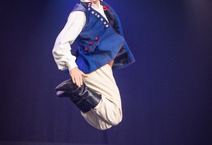 Zbliżenie na Artystę w kostiumie łańcuckim w trakcie wykonywania spektakularnej choreografii tanecznej