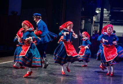 Wspólna scena Jędrka-Mędrka z Przedszkolakami w kostiumach kujawskich