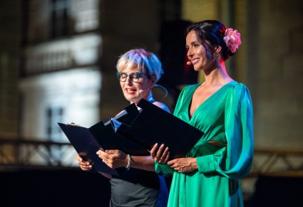 Dwie prowadzące na scenie