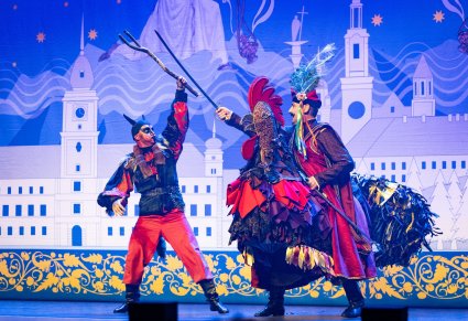 Postać Twardowskiego i Diabła podczas wspólnej sceny w spektaklu