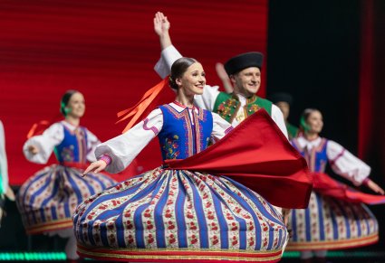 Zbliżenie na parę Artystów w kostiumach spiskich podczas wykonywania choreografii tanecznej