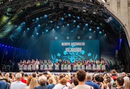 Widoczna publiczność a na scenie Artyści w kostiumach krakowskich