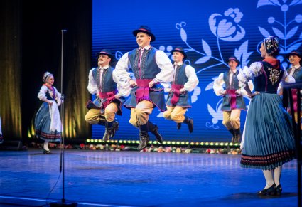 Grupa tancerzy w kostiumach kaszubskich na scenie