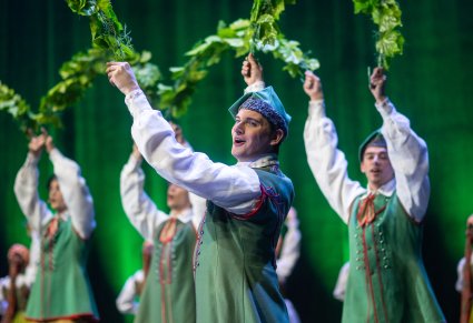 Tancerze w kostiumach lubuskich na scenie