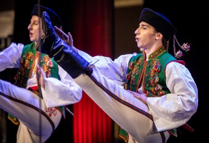 Zbliżenie na tancerza w kostiumie spiskim w figurze tanecznej