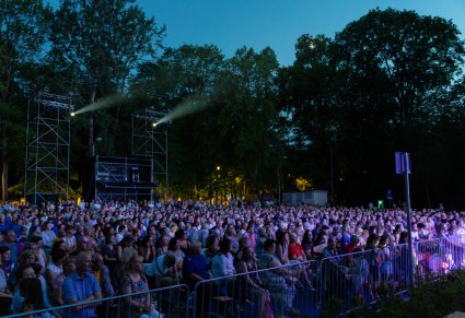 Widok na publiczność plenerowego, sobotniego koncertu zespołu "Mazowsze"