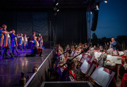 Orkiestra i tancerze w kostiumach podegrodzkich