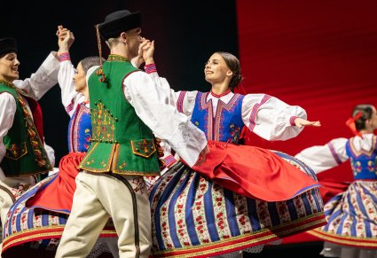Na scenie pary Artystów w kostiumach spiskich podczas wykonywania choreografii tanecznej