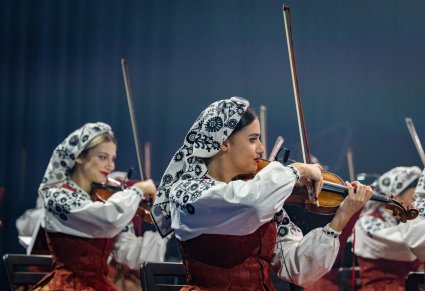 Zbliżenie na skrzypaczki w kostiumach wilanowskich