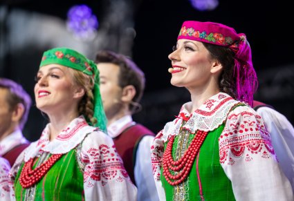 Zbliżenie na dwie Artystki Chóru w kostiumach kurpiowskich na scenie