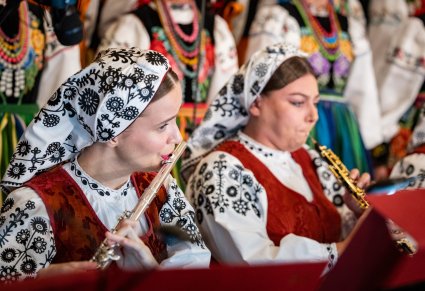 Zbliżenie na dwie Artystki Orkiestry w kostiumach wilanowskich grające na instrumentach