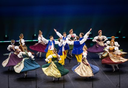Artyści Baletu w kostiumach rozbarskich podczas wykonywania choreografii tanecznej
