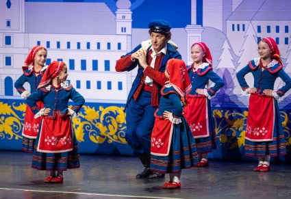 Postać Jędrka Mędrka we wspólnej scenie z Przedszkolakami ubranymi w kostiumy kujawskie