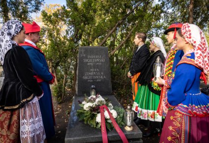 Trzy pary Artystów przy pomniku Tadeusza Sygietyńskiego i Miry Zimińskiej - Sygietyńskiej. Artyści w kostiumach wilanowskich, kocierzewskich i podegrodzkich i