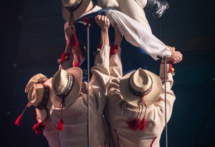 Artyści w kostiumach łańcuckich w trakcie wykonywania spektakularnych figur tanecznych