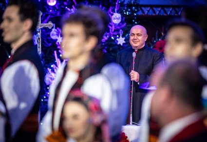 Zbliżenie na duchownego podczas przemowy