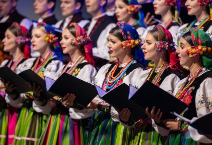 Zbliżenie na Artystki z chóru podczas śpiewu. Artystki trzymają w dłoniach śpiewniki