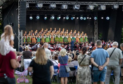 Widok chóru, poniżej orkiestry i Dyrygenta, z perspektywy Publiczności, częściowo widocznej na zdjęciu.