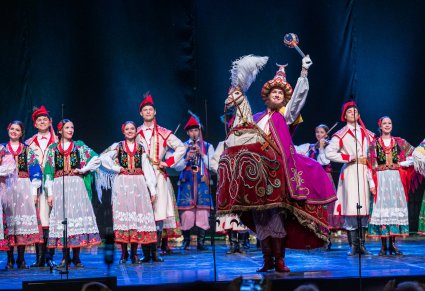 Laikonik na pierwszym planie a za nim Artyści w kostiumach krakowskich