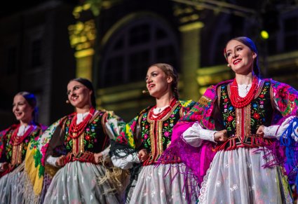 Cztery śpiewające Artystki w kostiumach krakowskich na scenie